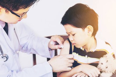 Hasta Asyalı çocuk erkek doktor tarafından tedavi altına