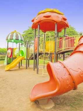 Mavi gökyüzü arka plan ile renkli Bahçesi