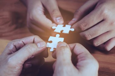 İki elim iki katılmadan Makineli oyma testereleri birlikte beyaz 