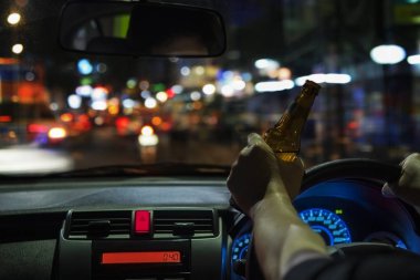 Adam içki bira, gece şehirde tehlikeli sürüş sırasında sol sürücü sistemi
