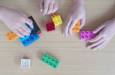 Adet plastik yaratıcı inşaat blok oynayan çocuklar