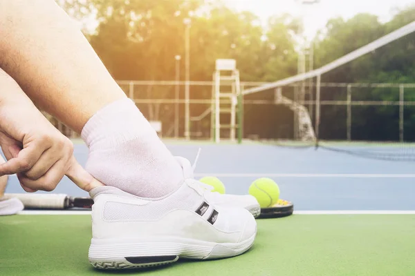 网球运动员在赛前在网球硬地打鞋 — 图库照片