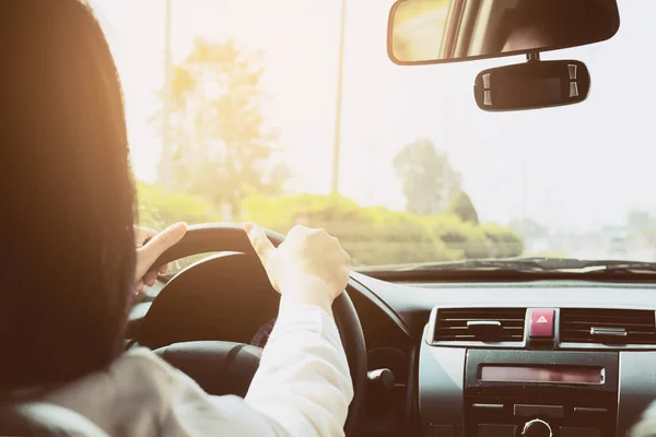 Mujer Conduciendo Coche Usando Dos Manos — Foto de Stock