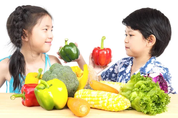 Aziatische Jongen Meisje Met Genieten Van Expressie Met Kleurrijke Groenten — Stockfoto