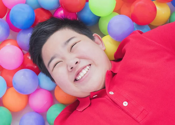 Glad Asiatiska Kid Med Färgglad Leksak Bollar — Stockfoto