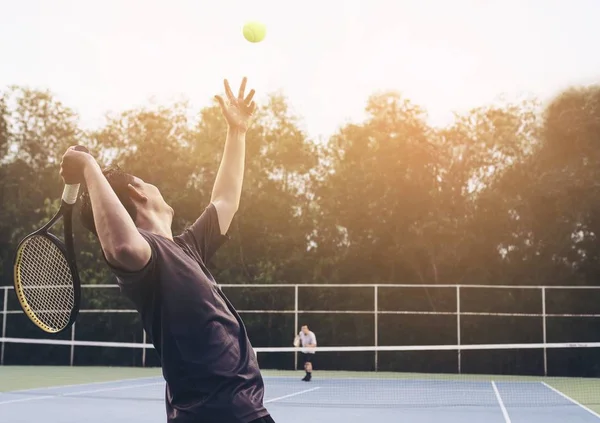 Bir Servis Oyuncusunun Oynadığı Tenis Maçı — Stok fotoğraf