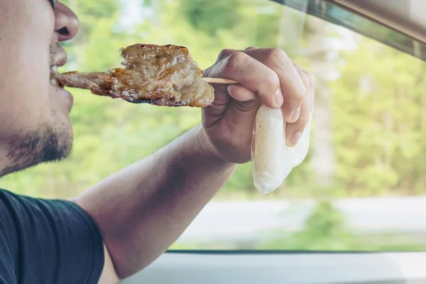 Homme Conduisant Une Voiture Tout Mangeant Grillé Bâton Porc Avec — Photo