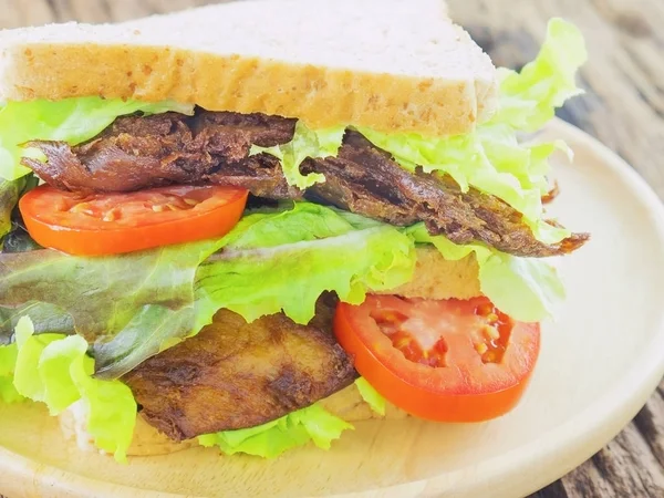 Sandwich Dans Une Assiette Bois Couchée Sur Une Table Bois — Photo