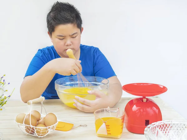 Menino Fazendo Bolo Mesa — Fotografia de Stock