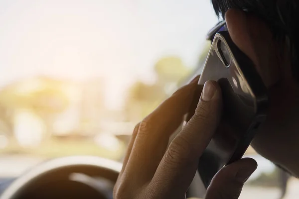 Primer Plano Hombre Conduciendo Coche Peligrosamente Mientras Usa Teléfono Móvil — Foto de Stock
