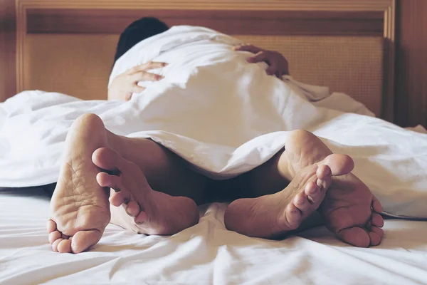 Casal Cama Branca Foco Quarto Hotel Pés — Fotografia de Stock