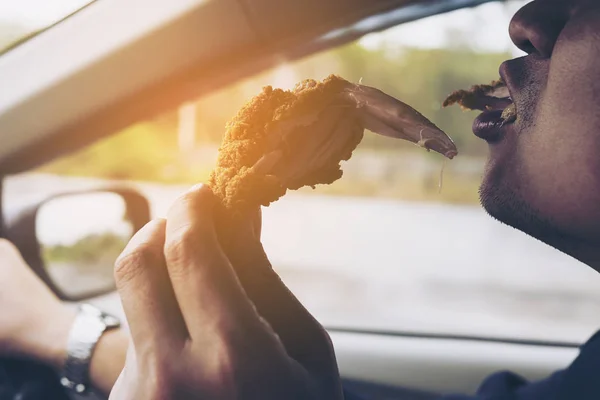 Homem Negócios Dirigindo Carro Enquanto Come Frango Frito Perigosamente — Fotografia de Stock
