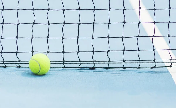 Теннисный Мяч Черным Экраном Чистый Фон Жестком Синем Теннисном Корте — стоковое фото