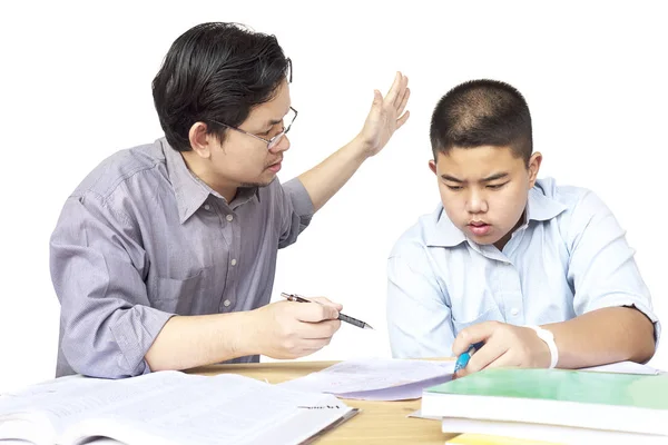 真剣に 歳の息子に宿題を教えるアジアの父 — ストック写真