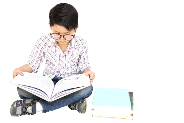 Семилетний Азиатский Мальчик Читает Книгу Изолированы Над Белым — стоковое фото