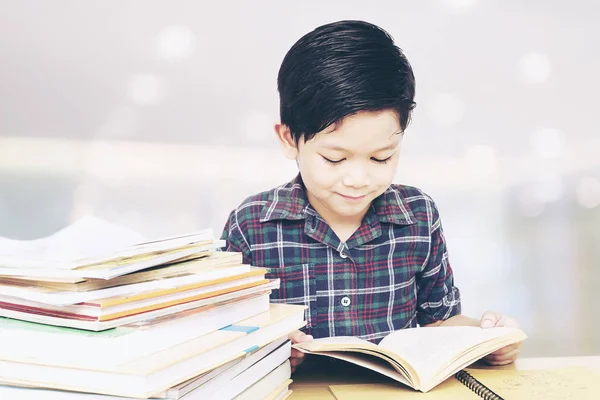 Винтажное Фото Азиатского Ребенка Счастливо Готовящегося Чтению Книги — стоковое фото