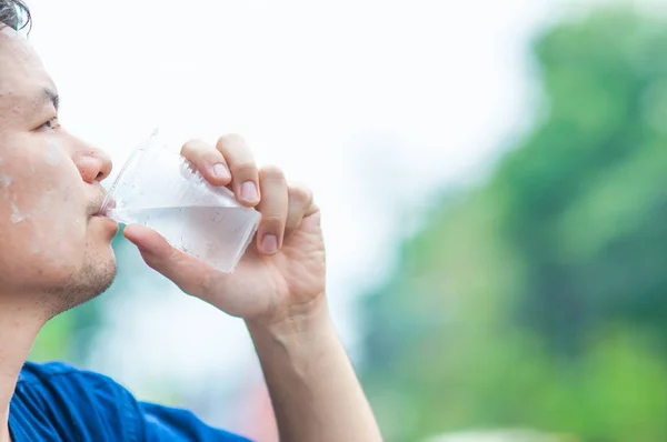 Homem Tailandês Norte Beber Água Fria Fresca Vidro Plástico Durante — Fotografia de Stock