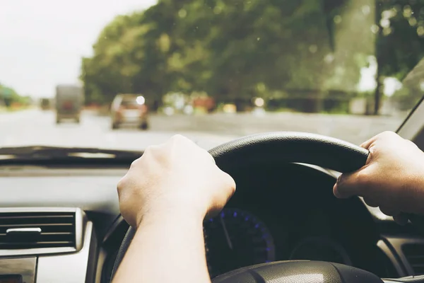 Primer Plano Hombre Conduciendo Coche Usando Dos Manos — Foto de Stock