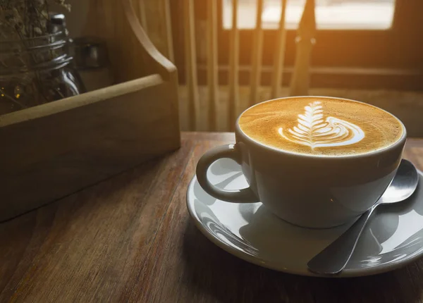 热咖啡杯与温暖的晨光窗口 — 图库照片