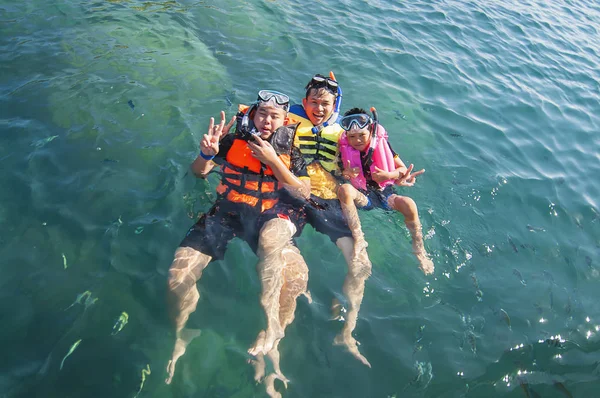 Drie Jongens Gelukkig Drijvend Het Zeewater Gelukkige Familie Vakantie Concept — Stockfoto