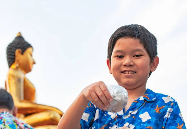 タイの少年は タイのチェンマイ北部タイの非常に有名なイベントでソンクラーン祭りの期間中寺院の古い伝統的な活動を参加します — ストック写真