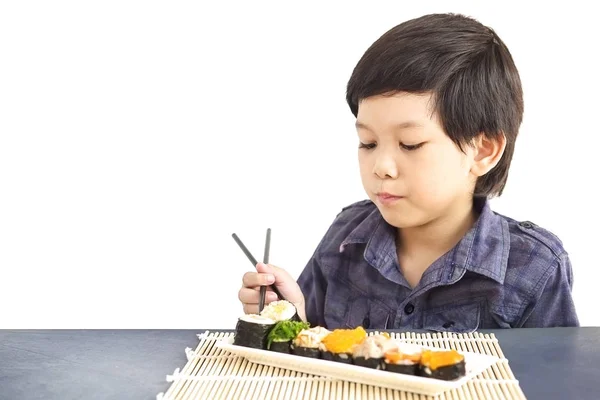 Asiático Lindo Menino Está Comendo Sushi Isolado Sobre Fundo Branco — Fotografia de Stock