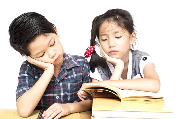 白い背景に分離された本を読む彼女のいたずらな弟を教えようとする妹 — ストック写真