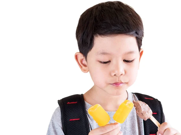 Jongen Eten Ijs Geïsoleerd Witte Achtergrond — Stockfoto