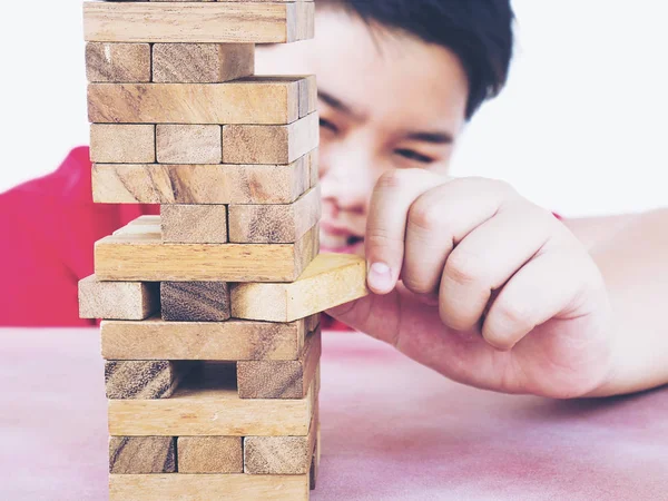 Asiatico Bambino Sta Giocando Blocchi Legno Torre Gioco Praticare Abilità — Foto Stock
