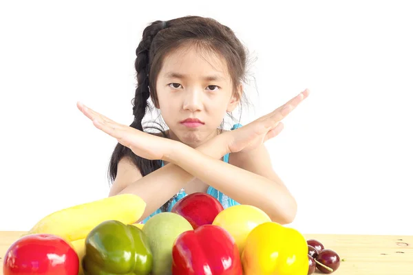 Menina Asiática Mostrando Não Gosta Legumes Sobre Fundo Branco — Fotografia de Stock