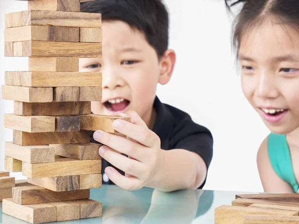 Los Niños Están Jugando Jenga Juego Torre Bloques Madera Para — Foto de Stock