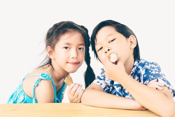 Aziatische Kinderen Eten Ijs — Stockfoto