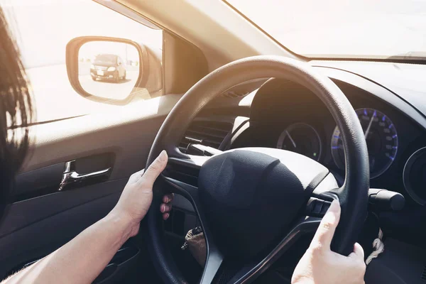 Mujer Conduciendo Coche Usando Dos Manos — Foto de Stock