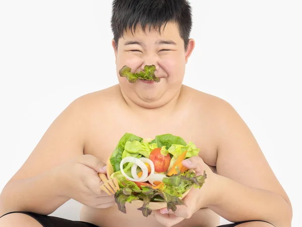 Chico Gordo Está Comiendo Ensalada Verduras Felizmente —  Fotos de Stock