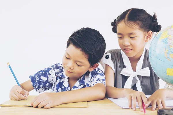 Asyalı Çocuklar Beyaz Arka Plan Üzerinde Küre Ile Eğitim — Stok fotoğraf