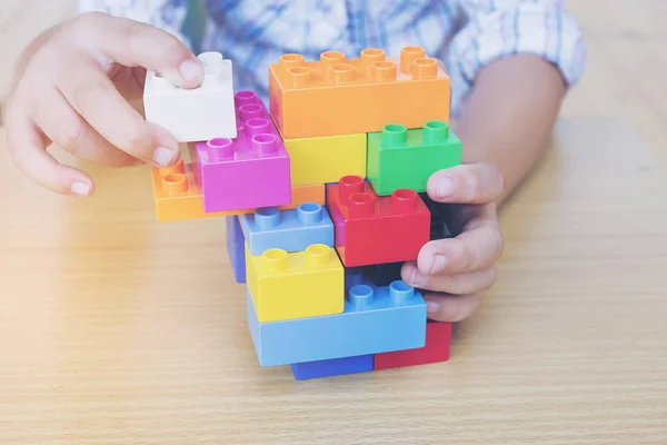 Niño Jugando Piezas Plástico Bloques Construcción Creativa — Foto de Stock