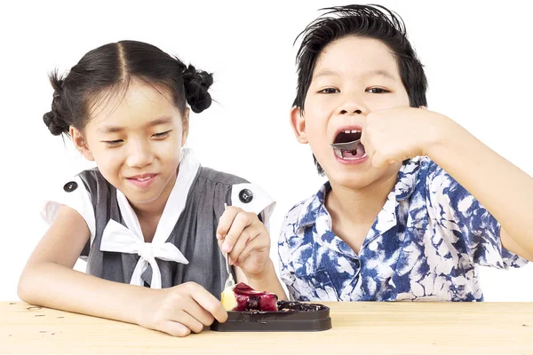 Asiático Crianças Feliz Comer Bolo Isolado Sobre Fundo Branco — Fotografia de Stock