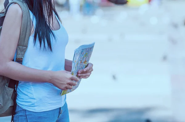 Turista Mujer Viaje Mirando Mapa Mientras Camina Una Calle Concepto — Foto de Stock