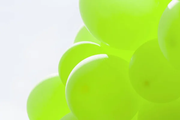 Globo Verde Con Fondo Azul Brillante Del Cielo —  Fotos de Stock