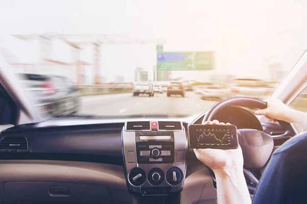 Hombre Que Conduce Coche Carretera Peaje Mientras Busca Stock Reportar — Foto de Stock