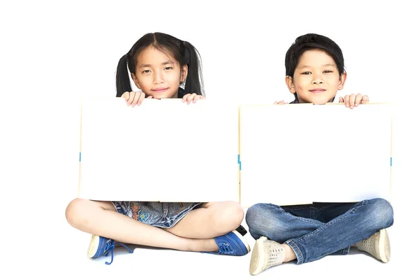 喜んで示す空白い本は白で分離された 年アジア学校の女の子と男の子 — ストック写真