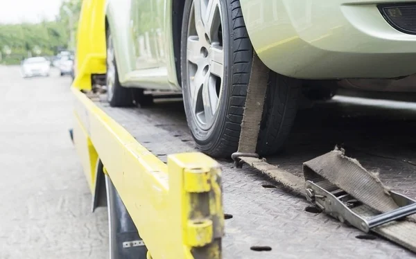 Araba transporter dökümü kamyon çalışma kullanma sırasında kemer taşıma bangkok şehir Tayland Merkezi'nde araba tamiri için diğer yeşil araba kilitli.