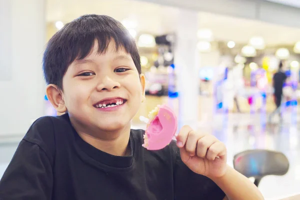 Chico Con Los Dientes Rotos Está Comiendo Donas Felizmente — Foto de Stock