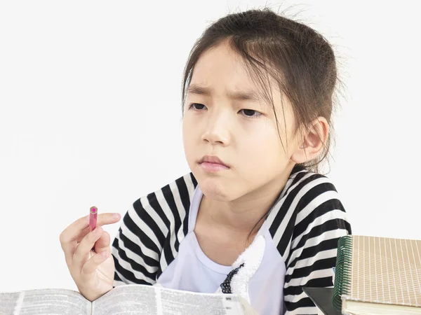 Asiático Criança Está Pensando Enquanto Lendo Livro — Fotografia de Stock