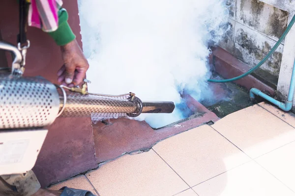 Man Het Gebruik Van Thermische Mist Machine Ter Bescherming Van — Stockfoto