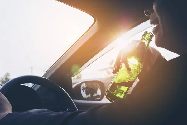Człowiek Pije Piwo Podczas Jazdy Samochodem — Zdjęcie stockowe