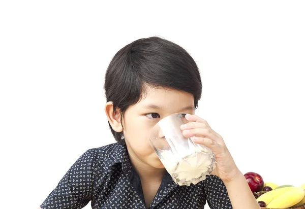 Asiático Menino Beber Copo Leite Sobre Fundo Branco — Fotografia de Stock