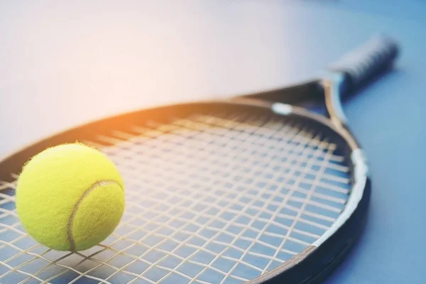 Tenis raketi ile top sahası