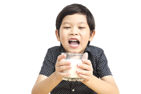 Asiático Chico Está Bebiendo Vaso Leche Aislado Sobre Blanco Fondo — Foto de Stock