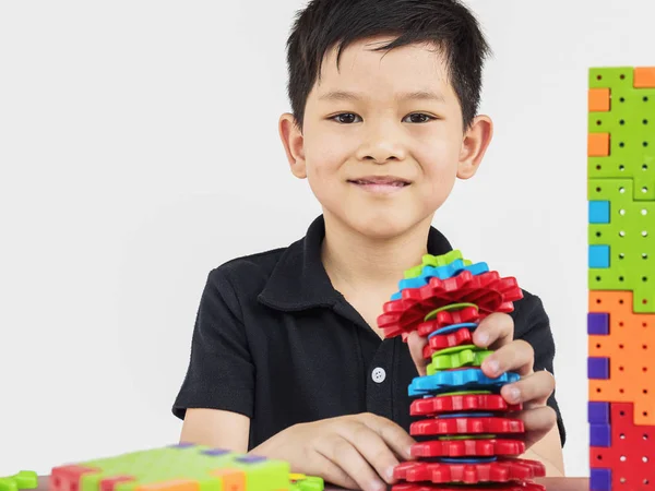 Ragazzo Asiatico Che Gioca Puzzle Blocchi Plastica Gioco Creativo Praticare — Foto Stock